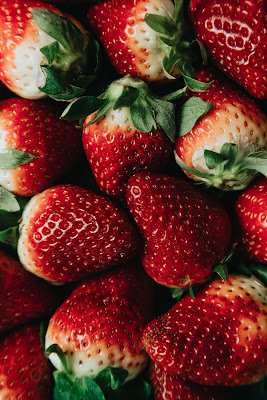 HOW TO PLANT STRAWBERRIES IN A VASE OR BED